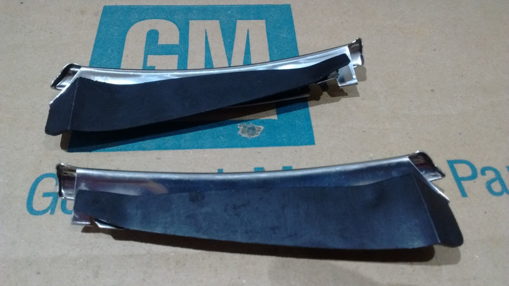 rear top upper fender trim moldings & rubber dust seal 68-72 Chevy CHEVELLE ss