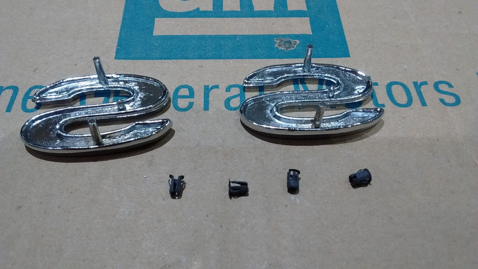 Chevelle SS metal Fender emblems pair with clips 69 70 71 72 Chevelle El Camino