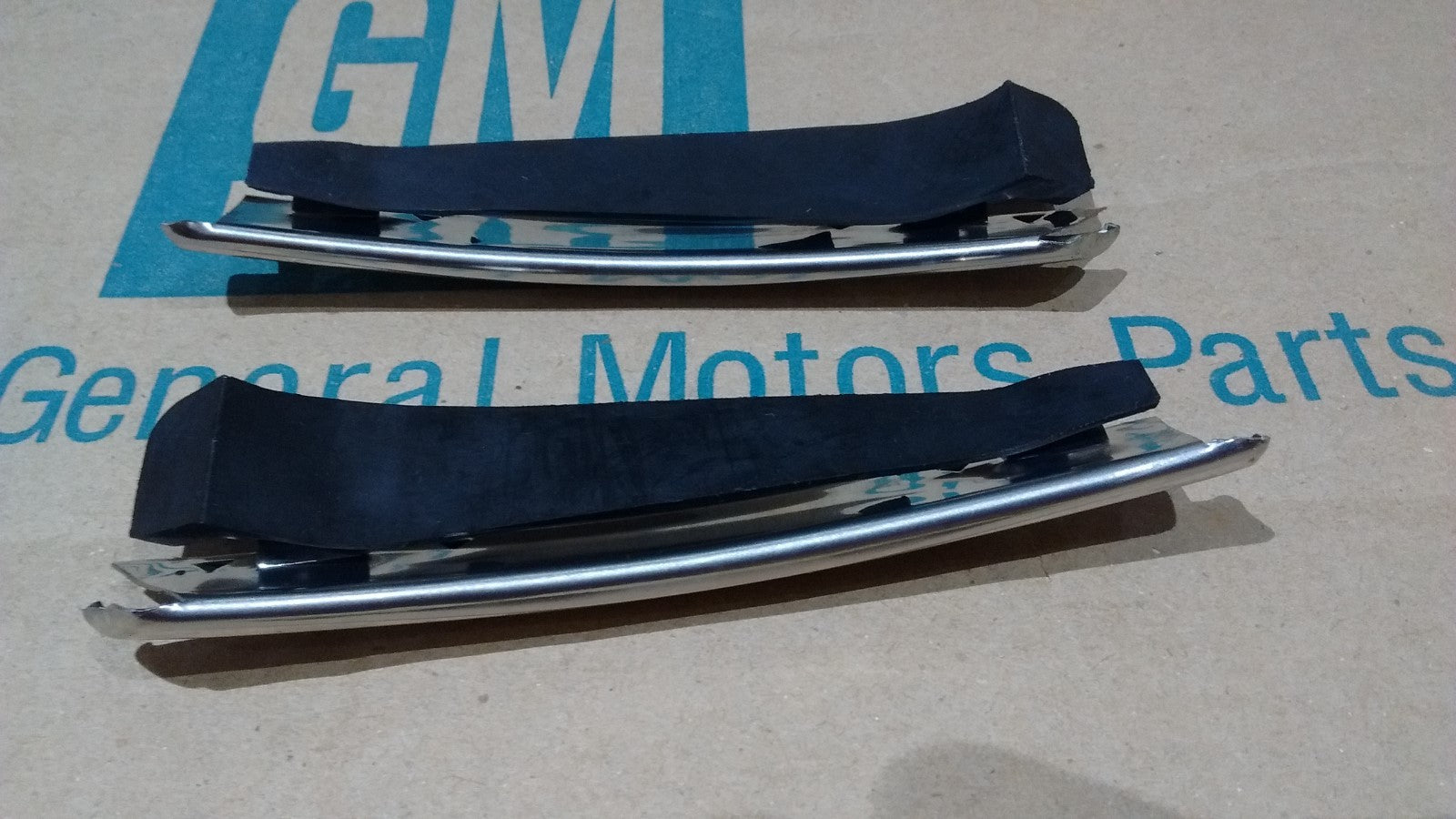 rear top upper fender trim moldings & rubber dust seal 68-72 Chevy CHEVELLE ss